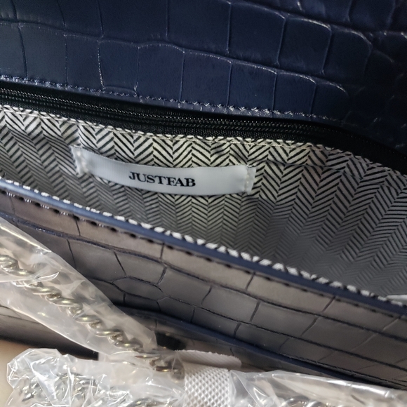 NWT JustFab clutch in Vegan leather with additional shoulder strap (chain) - Picture 3 of 11